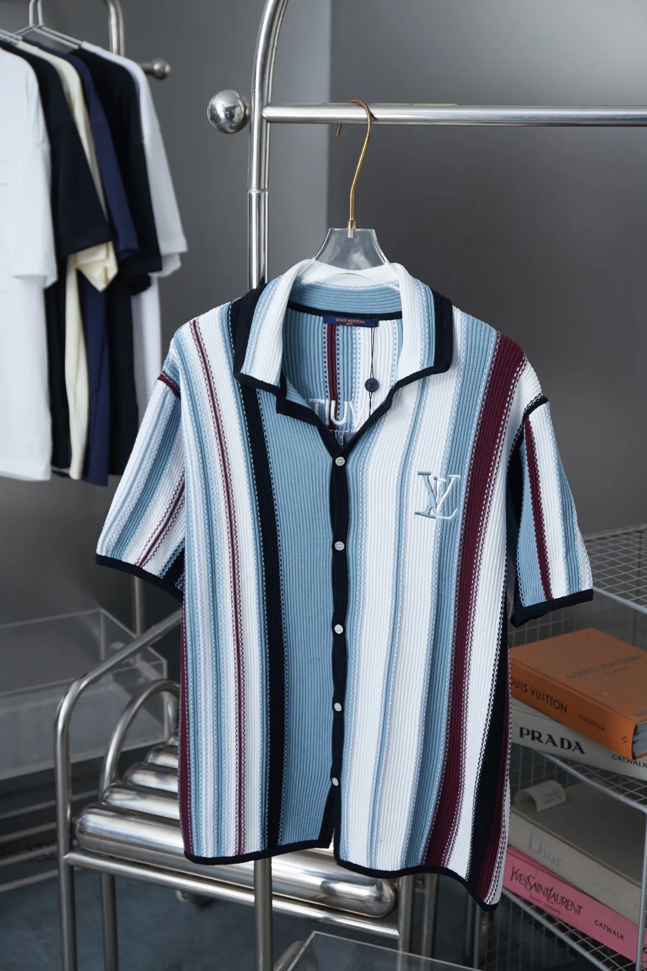 🅿️300 Lujia 25ss new cotton short-sleeved shirt has a loose and breathable silhouette with vertical crochet stripes and Yingze embroidered logos on the front and back. The pearlescent buttons on the front highlight the elegant details, and can be paired with matching shorts to create a cruise look. Size: S.M.L.XL.